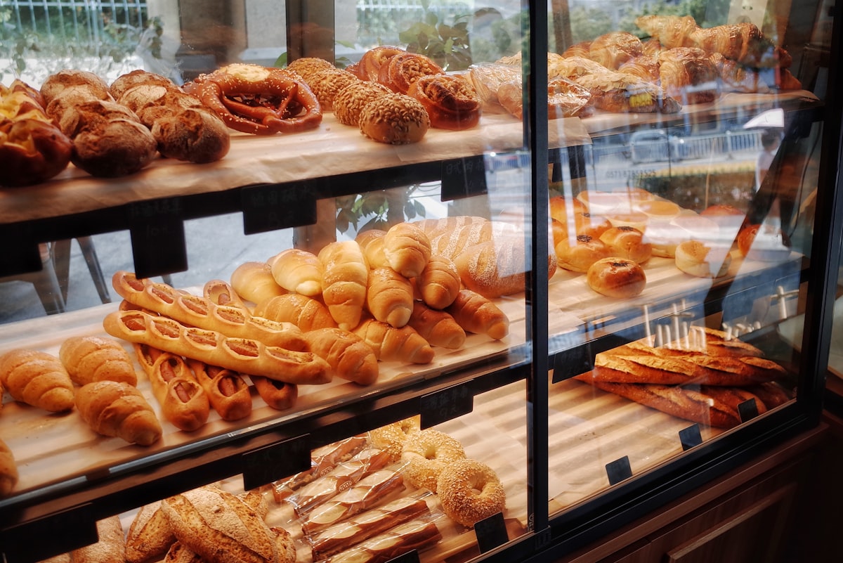 Boulanger au pétrissage